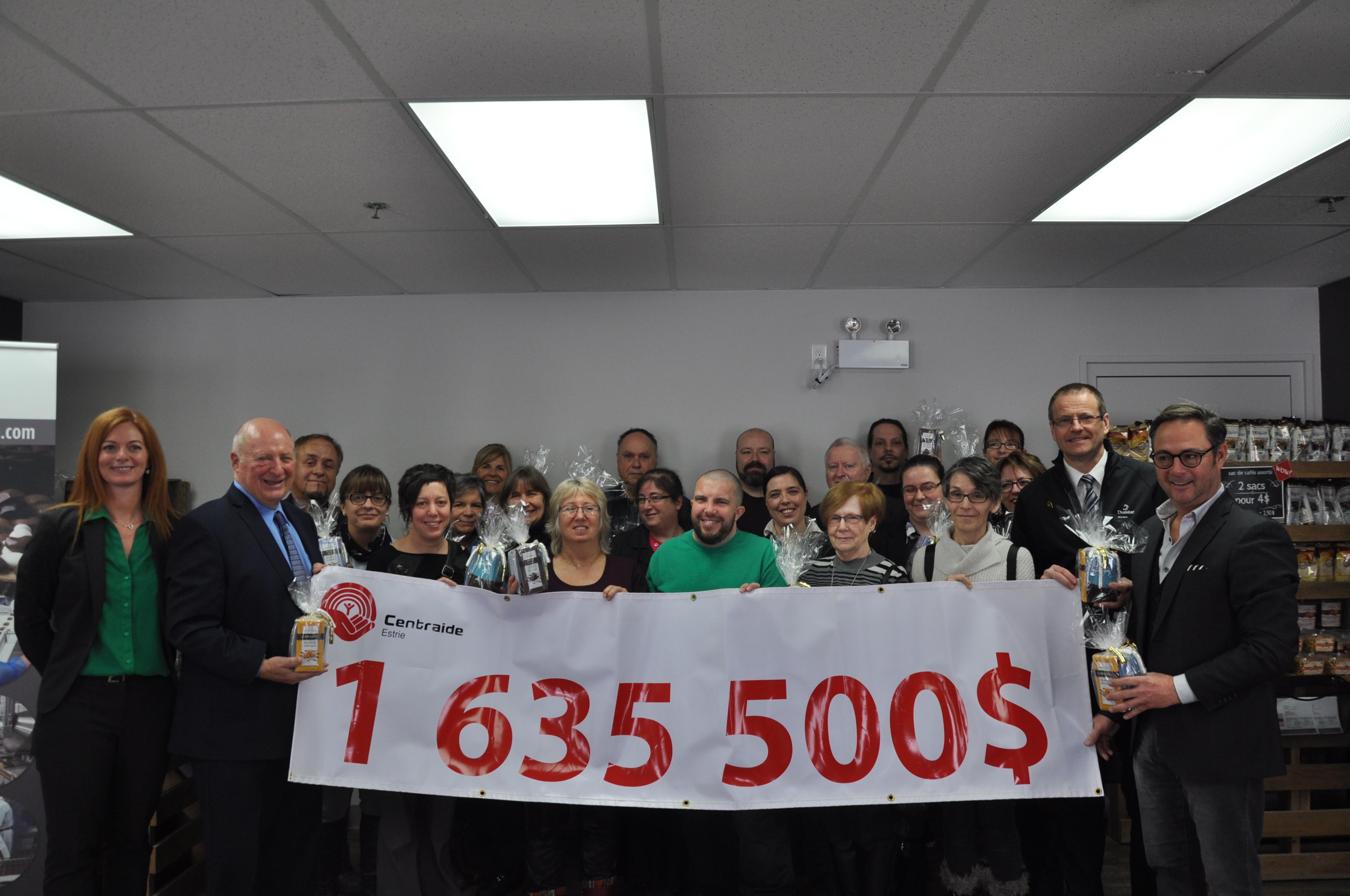 Des visages heureux et pour cause, avec Tina Lamontagne, Yves Jodoin, Claude Forgues, plusieurs représentants d'organismes bénéficiaires de Centraide Estrie, Eric Ashby et Martin Cournoyer.